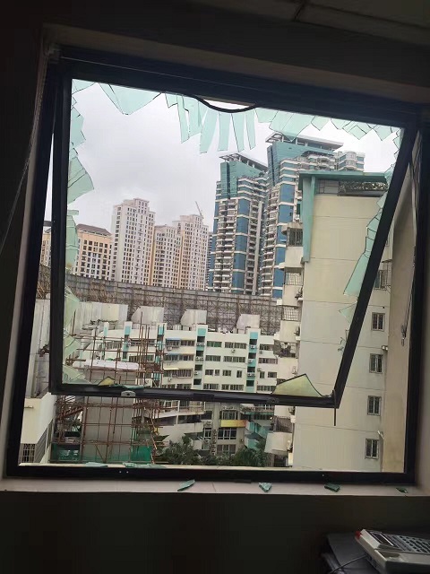 とんでもない台風です。