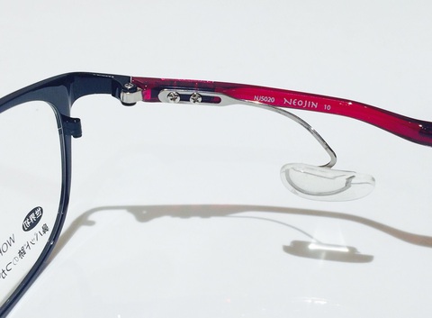 誰でもオシャレっぽくなる鼻あてレスメガネ