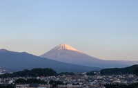 朝日を浴びてピンクに染まる富士山♪