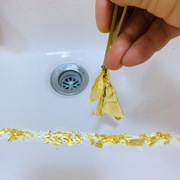洗面所のシンクのひび割れに金継ぎ
