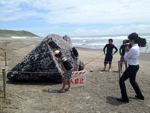 御前崎海岸に謎の漂流物！？