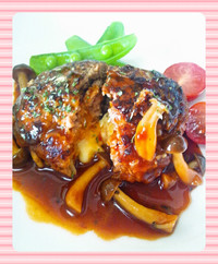 今日は“チーハン”にしよっ♪ 【　中からチーズがとろ～り♪ チーズ入りハンバーグ♪　】　【メインおかず】　09 2015/03/04 18:16:23
