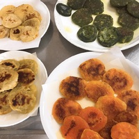 マッシャーで芋餅作り