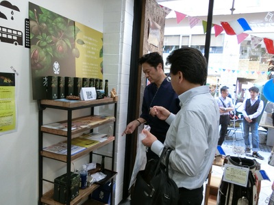 白形傳四郎商店　白形部長　茶の実油