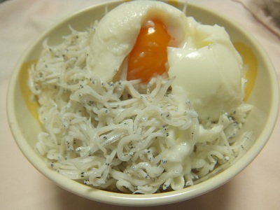 ほかほかごはんの上に釜揚げしらす　温玉