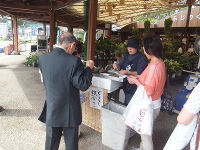 幸兵衛の女将さんに集まる人