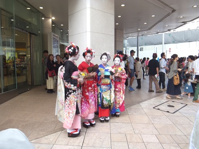 伊勢丹正面入り口で　舞妓さん