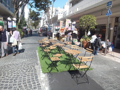 七間町青空市　芝生のじゅうたん