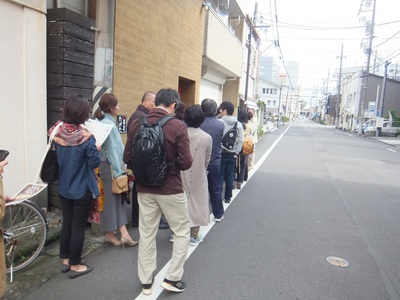 たがたさんに並ぶ列