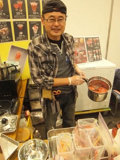 安部さん　いちごを煮込む