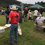岡村千代次さんの背中は岡村牛のTシャツ