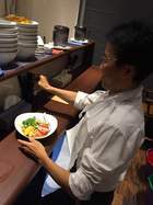 紙エプロンのサービスはサラリーマンにもうれしい。