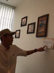 利き酒セットを店長が説明中