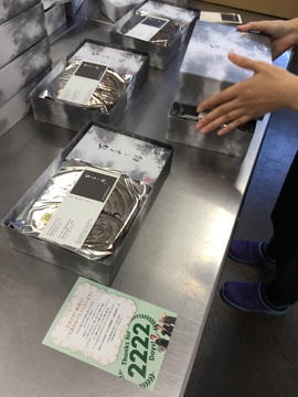 セティボン？工場にて箱詰め