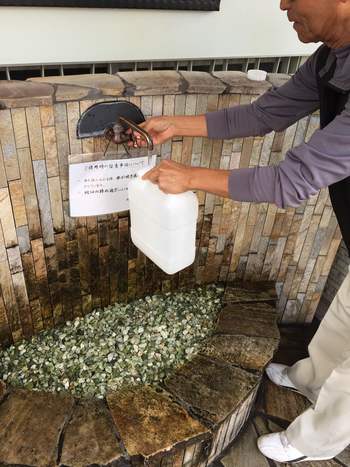 慣れた手つきで水を汲む方