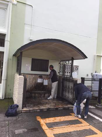 井戸水順番待ち