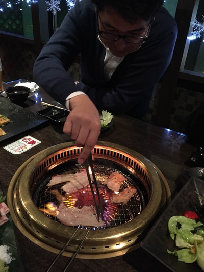 カルビを焼くガチャなべさん