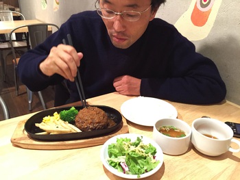 玉置代表とハンバーグ