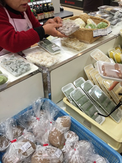 試食もできます　こんにゃくはまだあたたかい