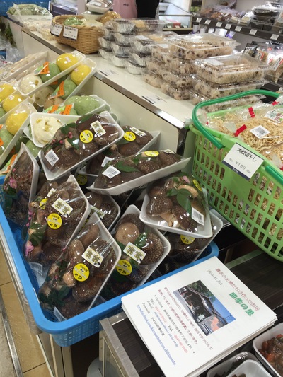 朝市　売り場　生シイタケ等