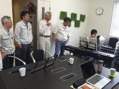 譜面台と大原さん