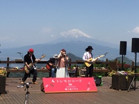 トレモロコード絶景ライブ：富士山を背に