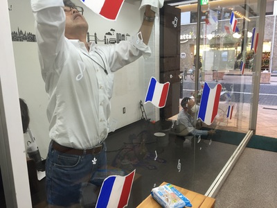 シズオカｘカンヌウィーク　七間町ｘカンヌコレクション　サカイ産業　中川さん　ガラス掃除