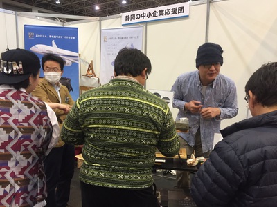 静岡商工会議所ショッピングストリート　玉置事務所ブース　玉置代表　高邦精機 秋元さん