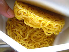 麺が2段重ねだと!? ラ王のつけ麺！