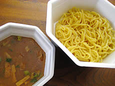 麺が2段重ねだと!? ラ王のつけ麺！
