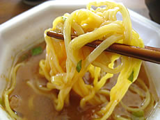 麺が2段重ねだと!? ラ王のつけ麺！