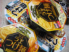 麺が2段重ねだと!? ラ王のつけ麺！