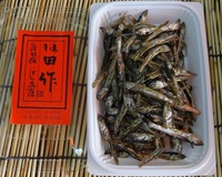 商店街のお魚屋さん 【いばら魚店】 田作りが有名です。　