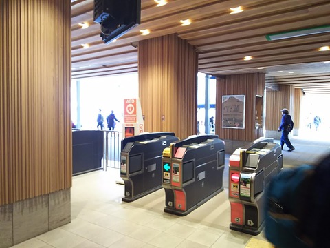 AEDを探せ！（22） 京王高尾山口駅→きれいな駅でわかりやすい場所に設置！
