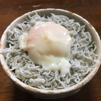 温泉卵茹で立てしらす丼