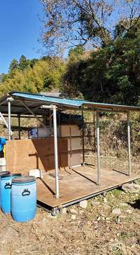 東屋と荷物置場