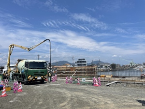 焼津市の小川港を海をバックにコンクリート打設