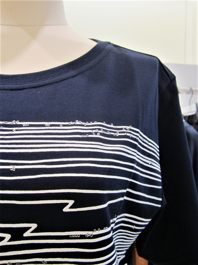 LEQUIPE　プリント&スパンコール刺繍Tシャツ