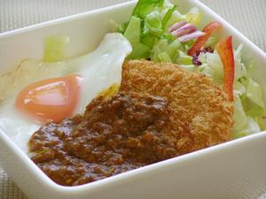 キーマカレーのロコモコ風