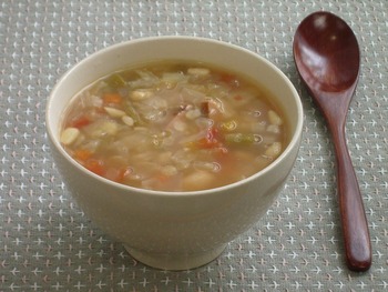 朝はヘルシーな野菜スープで